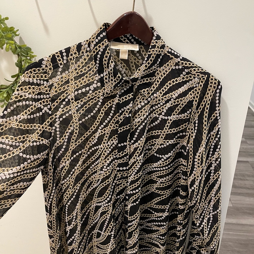 Love this top the sides are longer, so it covers your hips